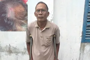 Đề nghị truy tố 2 cha con đánh gãy chân ông thợ hồ