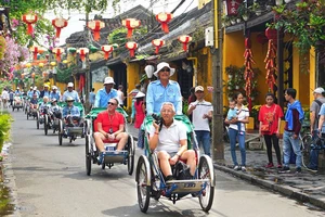 Doanh nghiệp du lịch gặp khó khi đón khách có hộ chiếu vaccine