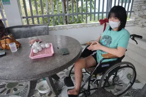 Tấm lòng thiếu nữ 17 tuổi mất đôi chân sau tai nạn giao thông