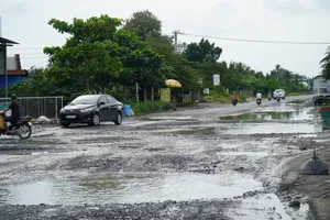 Khẩn trương lấp 'ổ voi' trên tuyến tránh Cai Lậy