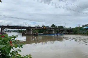 Tĩnh không cầu thấp làm khó tàu thuyền