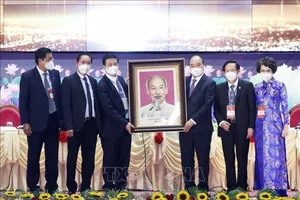 Chủ tịch nước Nguyễn Xuân Phúc tặng Đại hội đại biểu luật sư toàn quốc lần thứ III bức tranh chân dung Chủ tịch Hồ Chí Minh. Ảnh: TTXVN