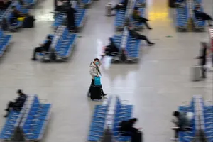 Nỗi lòng hàng triệu người Trung Quốc: Về quê ăn tết hay ở lại?