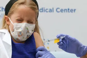 Sẽ có vaccine '3 trong 1' phòng cả COVID-19, cúm và RSV