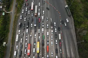 Người dân nhộn nhịp trở lại TP.HCM sau kỳ nghỉ tết