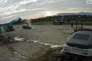 Vụ tài xế xe múc đập nát ô tô: Khả năng phạm thêm tội giết người?