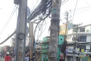 Dây cáp nguy hiểm trên đường Cách Mạng Tháng Tám đã được thu gọn
