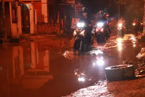 Dân khổ vì con đường nắng thì bụi, mưa thì ngập