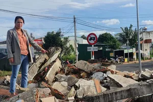 Chỉ cơi nới 39 m2 nhưng bị đập cả căn nhà