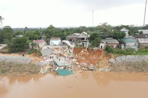 Trộm cát lộng hành, sông Thạch Hãn sạt lở nghiêm trọng