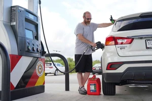 Vì sao giá dầu đứng nhưng giá xăng vẫn tăng?