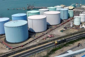 EU xoay xở trước ngày thực thi lệnh cấm năng lượng Nga