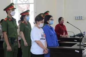 Nữ sinh đầu độc cha bằng xyanua thoát án tử