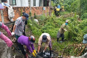 TP.HCM: Nhiều cách làm sạch, khơi thông kênh rạch