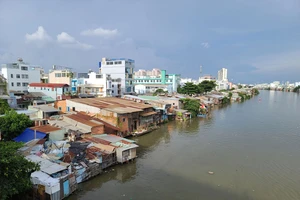 Tìm cách gỡ khó khi di dời nhà trên kênh rạch