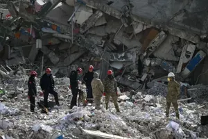 Hàng trăm giờ sau động đất, phép màu vẫn còn