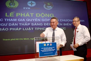 Điện lực TP.HCM đồng hành “Cùng ngư dân thắp sáng đèn trên biển”