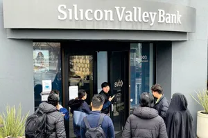 Ngân hàng thêm áp lực khi Mỹ, châu Âu tăng lãi suất