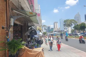 Lắp mái che tiền tỉ đường Lê Lợi: Cần tính toán kỹ!