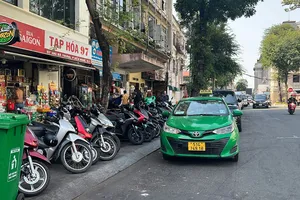 TP.HCM thu phí vỉa hè, lòng đường: Cần hợp lý