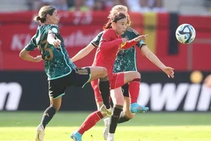 Giữ chân các nữ tuyển thủ Việt Nam dưới mặt đất