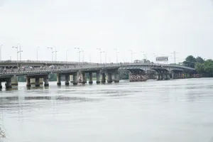 TP.HCM: Hơn 100 cây cầu ngăn trở tàu thuyền qua lại