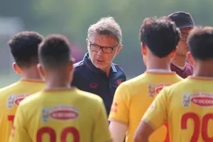 Khó lường đội hình của HLV Troussier