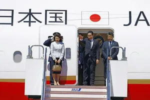 Thủ tướng Nhật dự thượng đỉnh ASEAN, G20, trấn an chuyện xả thải