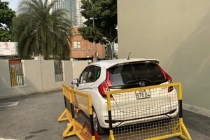 Bảo vệ chung cư khóa xe của khách: Sai luật nhưng...