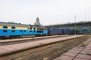 Vẫn sử dụng đầu máy, toa xe đường sắt trên 40 năm