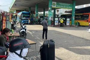 Nhan nhản xe đón trả khách ở cây xăng bất chấp lệnh cấm