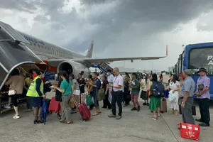 Để cả du lịch và hàng không đều thắng