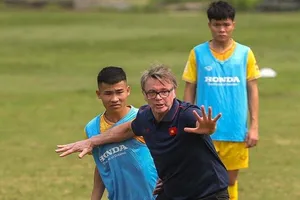 Thầy trò HLV Troussier gặp khó ở Trung Quốc