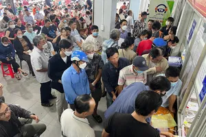Người dân ồ ạt đi đổi bằng lái xe sang thẻ PET