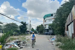 Dân thắc mắc về việc thu phí vận chuyển rác thải rắn