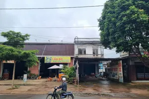 Cho giao dịch đất 'cấm', bị dân bắt đền