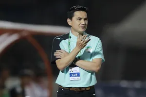 HLV Kiatisak hết thời hay CLB hết tiền?