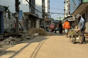 Dân đi lại khó khăn vì công trình chống ngập