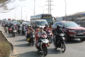 Người dân tấp nập quay lại TP.HCM sau Tết Giáp Thìn