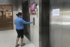 Thang máy chung cư bị cháy, đứt cáp cư dân bất an