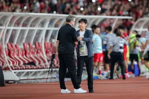 HLV Shin Tae-yong chia buồn với ông Troussier