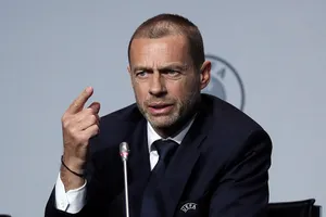 Chủ tịch UEFA đề xuất thay đổi 'lỗi chơi bóng bằng tay'