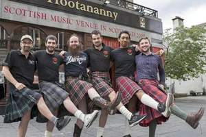 2021: Giải Euro có đàn ông mặc váy ‘quẩy’ thật vui