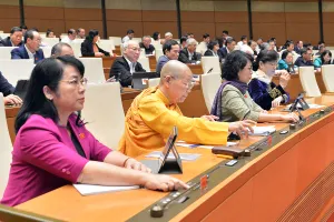 Các đại biểu nhấn nút biểu quyết nghị  quyết về chính quyền đô thị tại TP.HCM.