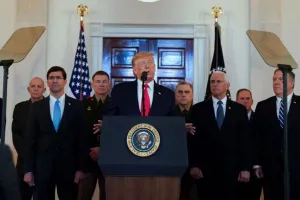 Tổng thống Donald Trump (giữa) trong cuộc họp báo sau vụ ám sát tướng Iran Qassem Soleimani hồi tháng 1.