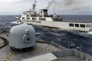 Một tàu hải cảnh Trung Quốc áp sát tàu hải quân Indonesia đang tuần tra gần quần đảo Natuna, phía nam Biển Đông hồi tháng 1.