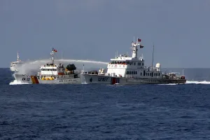 Tàu Hải cảnh Trung Quốc trong một lần tấn công phi pháp tàu kiểm ngư Việt Nam ở Biển Đông.