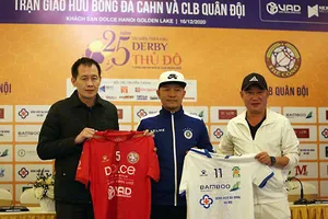 Hai cựu tuyển thủ Đỗ Mạnh Dũng (CLB Quân đội, trái) và Vũ Minh Hiếu (Công an Hà Nội, phải) trong lễ công bố.