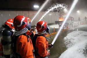 Cảnh sát PCCC đang chữa cháy tại hầm Thủ Thiêm, TP.HCM. Ảnh: HOÀNG GIANG