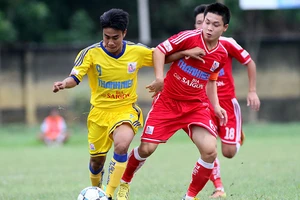 Các cầu thủ Viettel (phải) với nhiều cầu thủ khoác áo U-19 và U-22 Việt Nam được đánh giá trên cơ hẳn so với SL Nghệ An.